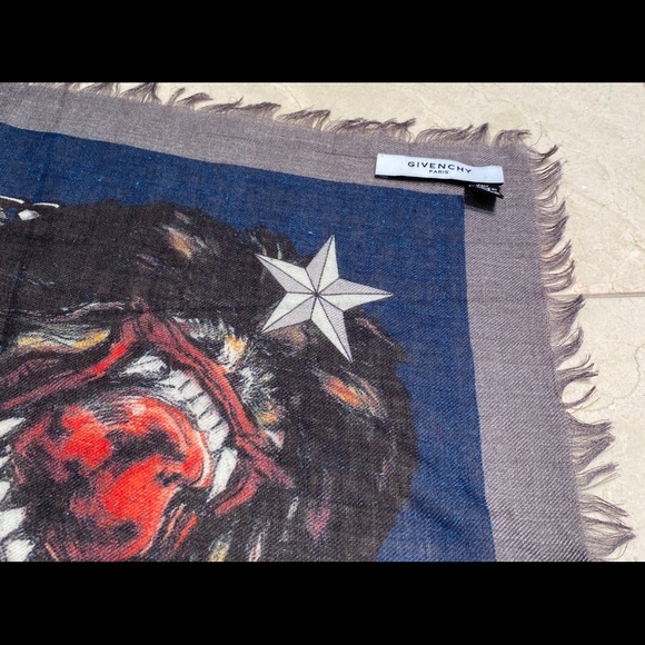 Givenchy Rottweiler scarfs - Picture 3 of 4